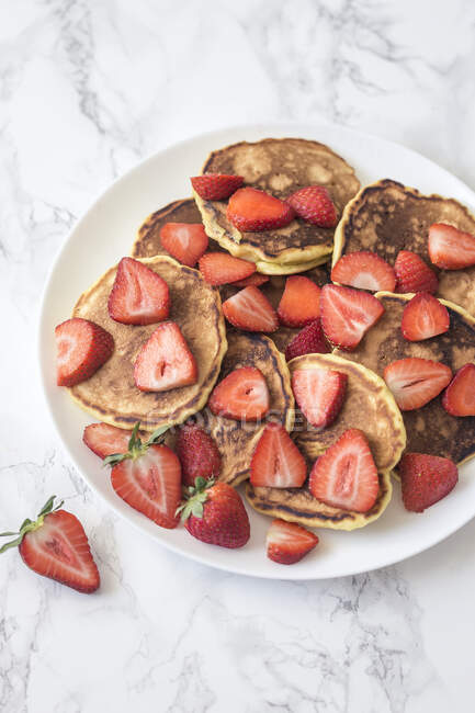 Pancakes with strawberries top view — Stock Photo