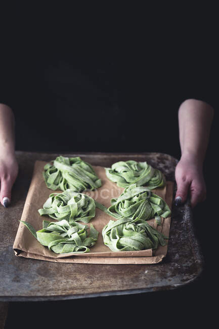 Свіжий зелений шпинат макарони — стокове фото