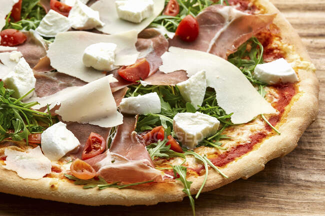 Pizza con prosciutto crudo, formaggio e rucola — Foto stock