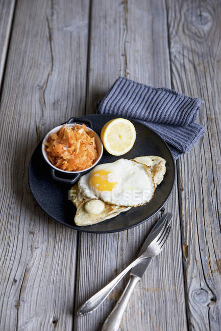 Putenschnitzel mit Mozzarella und Spiegelei, serviert mit Wurzelgemüsesalat — Stockfoto