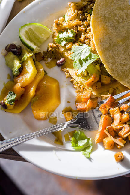 Taco de pequeno-almoço panamenho com manga, abacate, lima e batata-doce em cubos — Fotografia de Stock