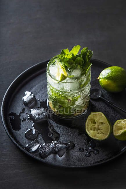 Мохито коктейль со свежей лаймом и мятой — стоковое фото