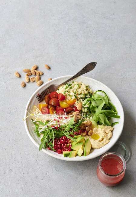 Salatschüssel mit Couscous, Gemüse und fruchtigem Dressing — Stockfoto