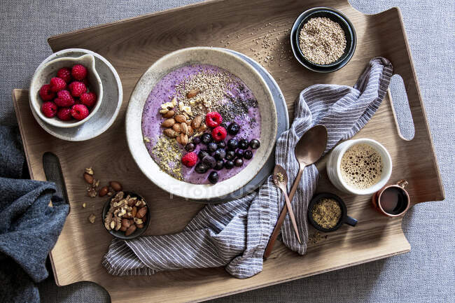 Frühstücksschale mit gefrorenem Joghurt und Superfood-Toppings — Stockfoto