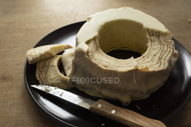Белый Баумкучен, кусок пореза на тарелке — стоковое фото