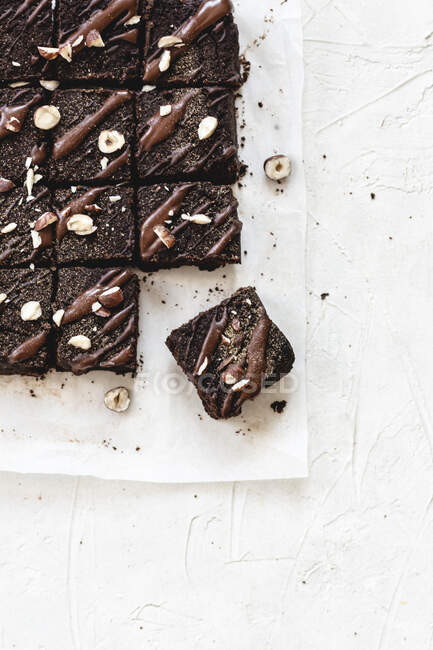 Brownie affettato su sfondo bianco — Foto stock