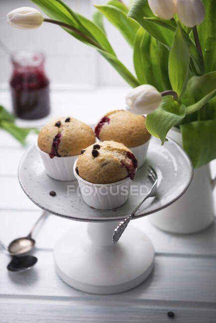 Vegan muffins with sweet cherry jam and chocolate chips — Stock Photo
