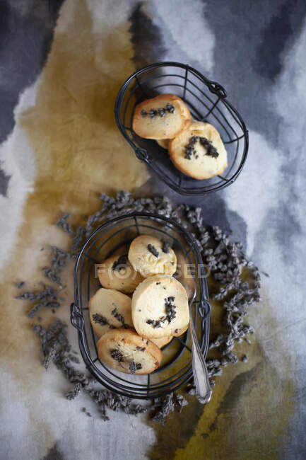 Sable cookies with lavender flowers in small baskets — Stock Photo