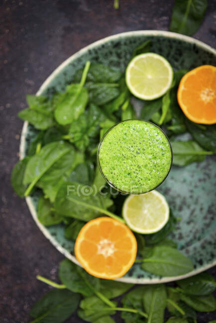 Grüner Smoothie aus Spinat und Zitrusfrüchten — Stockfoto
