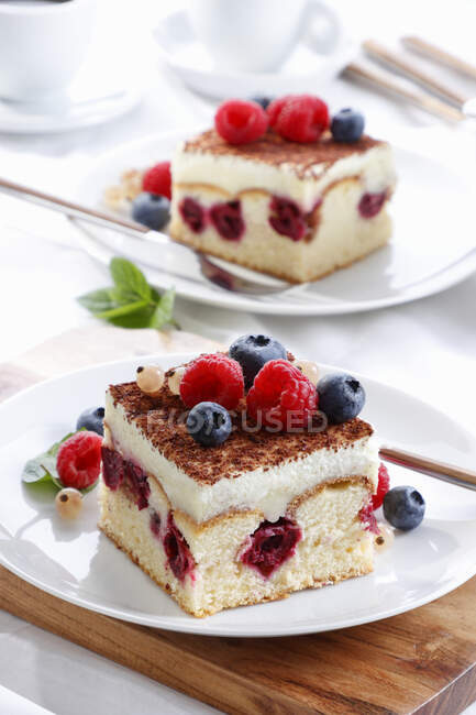 Crema e torta di frutta con frutta — Foto stock