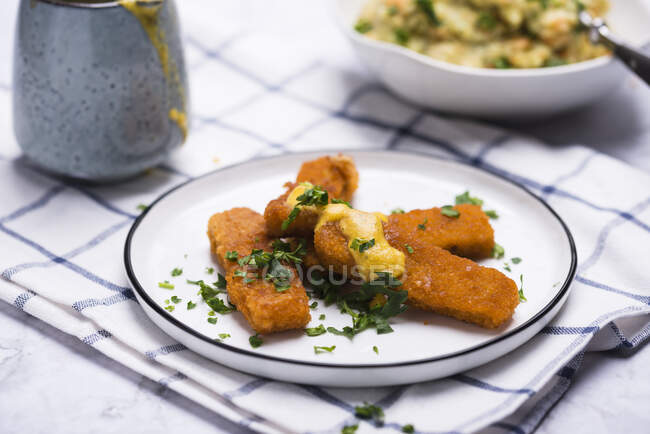 'Dedos de pescado' veganos hechos de proteína de soja con una salsa de hierbas cremosa - foto de stock
