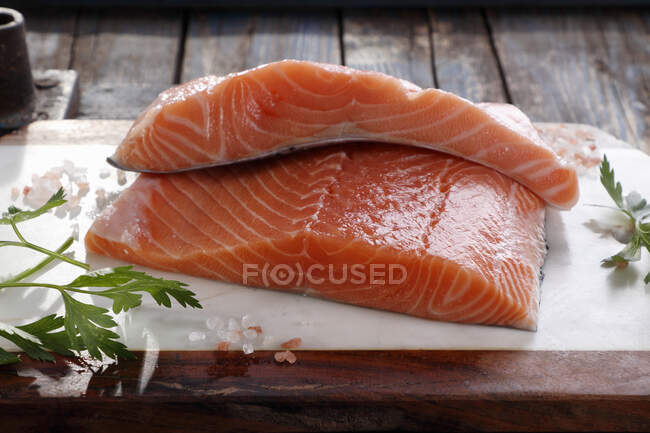 Trozos de salmón crudo - foto de stock