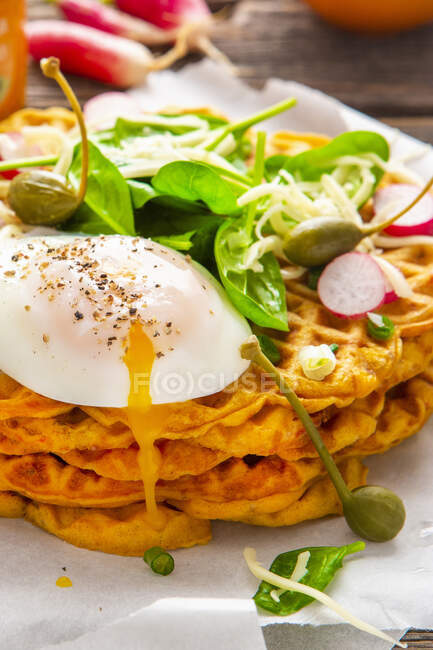 Savoury waffles with cheese, spinach and poached egg — Stock Photo