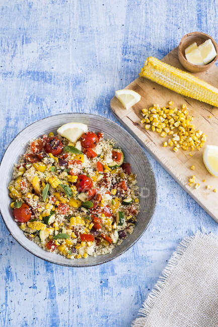 Nahaufnahme von köstlichem Couscous mit gegrilltem Mais — Stockfoto