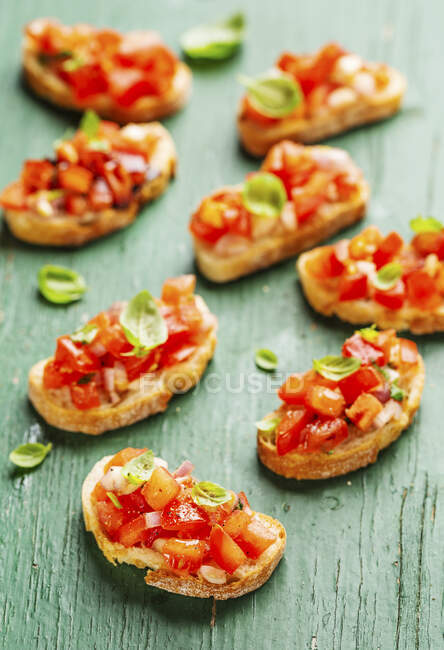 Bruschetta aux tomates, basilic, oignons et ciabatta — Photo de stock