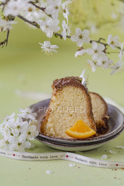 Due fette di babka arancione, torta Bundt polacca su un piatto — Foto stock