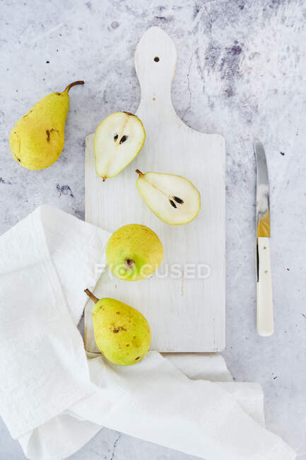 Piccole pere su tagliere bianco — Foto stock
