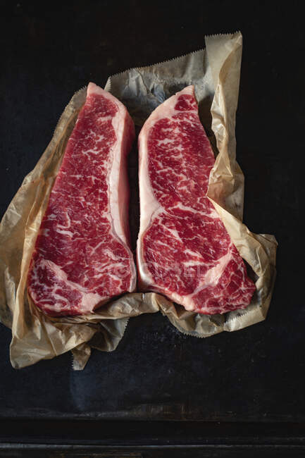 Sirloin Steak вид сверху на черном фоне — стоковое фото