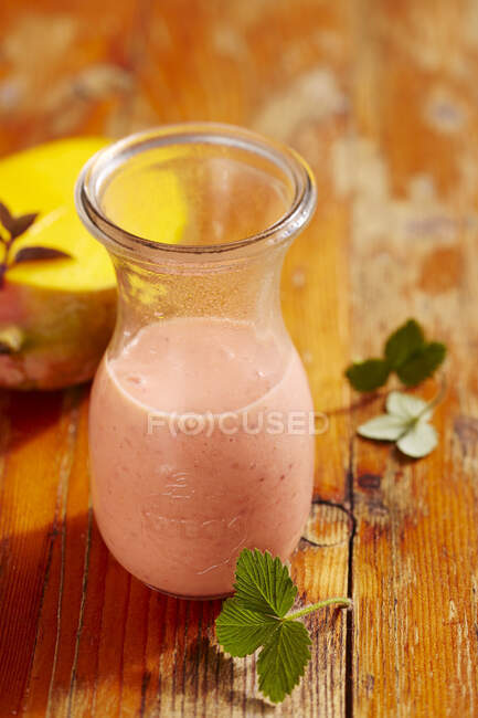 Mango and strawberry smoothie with yogurt and vanilla — Stock Photo