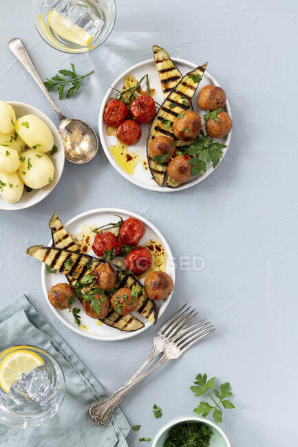 Vegan 'meatballs' with grilled vegetables and potatoes — Stock Photo