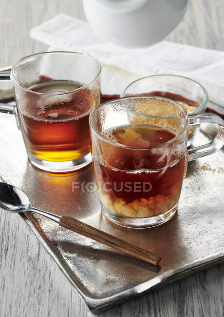 Thé Earl Grey au lait dans des verres à thé sur plateau argenté — Photo de stock