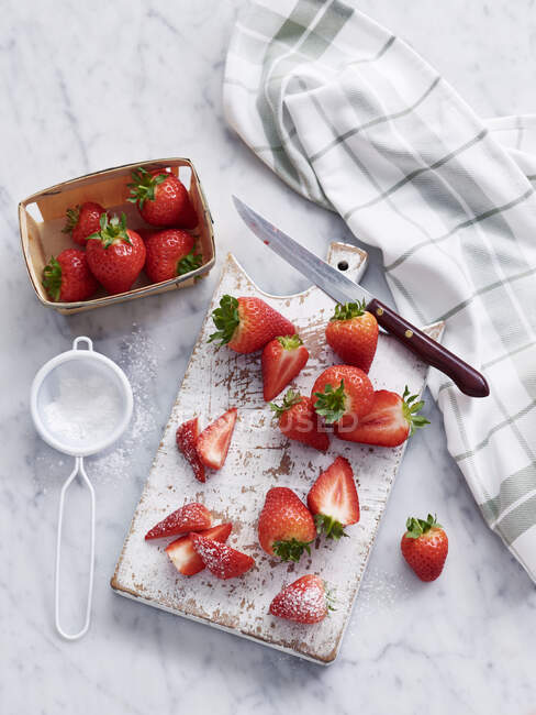 Frische Erdbeeren in einer Schüssel auf einem hölzernen Hintergrund. Ansicht von oben. — Stockfoto