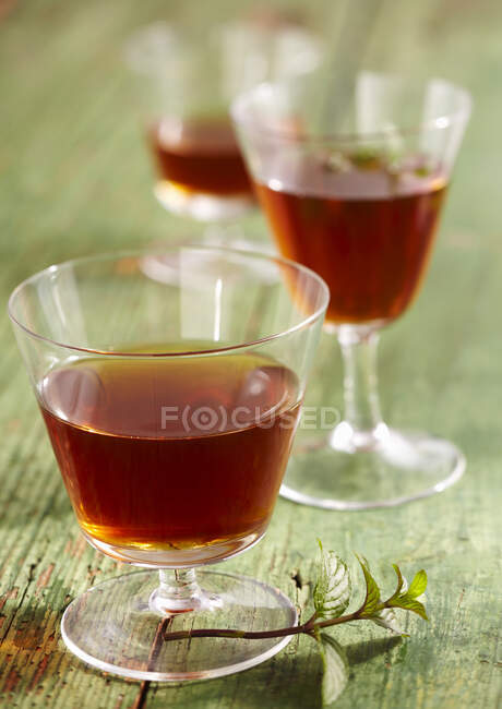Homemade peppermint liqueur with wine spirit, mint, nutmeg, cloves, orange and sugar — Foto stock