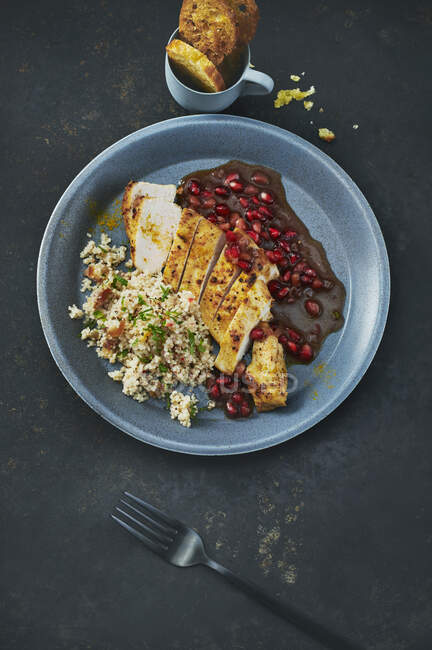 Hühnerbrust mit Couscous-Salat und Granatapfelsoße — Stockfoto