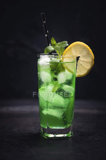 Un cocktail de dragon vert gin, liqueur de menthe et jus de citron — Photo de stock