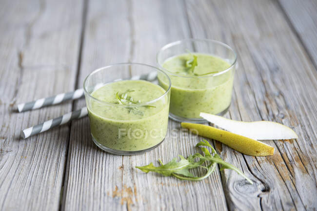 Grüne Smoothies mit Birne und Rucola — Stockfoto