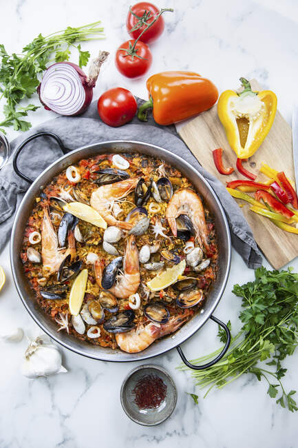 Paella aux crevettes et aux moules — Photo de stock