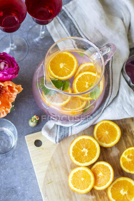 Детокс вода з апельсинами — стокове фото