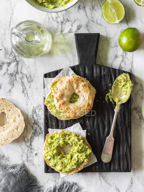 Bagels mit Avocado-Limettensalat — Stockfoto
