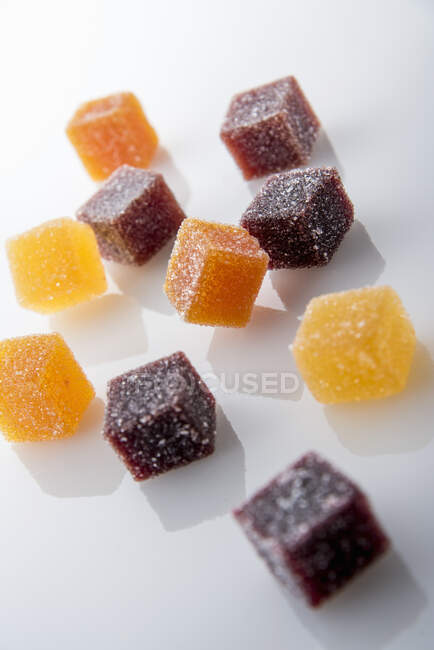 Gelee Marmelade Bonbons auf weißer Oberfläche — Stockfoto