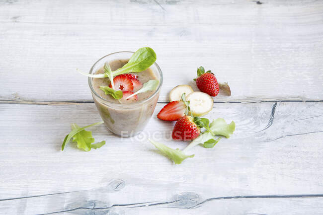 Strawberry smoothie with mixed leaves — Stock Photo