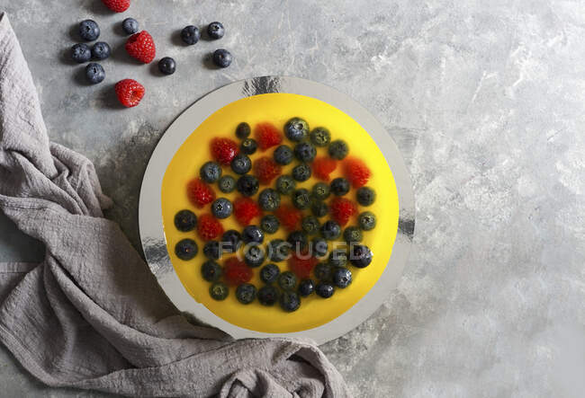 Gâteau au fromage aux myrtilles et framboises, gelée de citron — Photo de stock