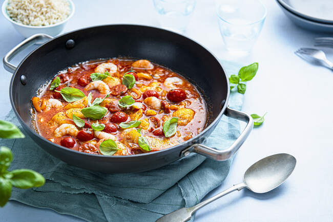 Poisson méditerranéen et ragoût de crevettes à la saucisse chorizo, tomates cerises, basilic et paprika — Photo de stock