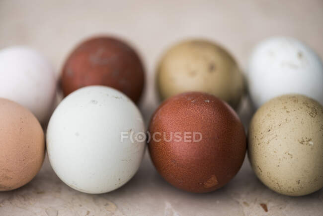 Verschiedene bunte Eier auf dem Hintergrund — Stockfoto