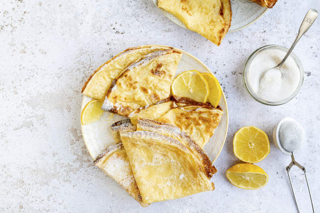 Classic crepes with sliced lemon — Stock Photo