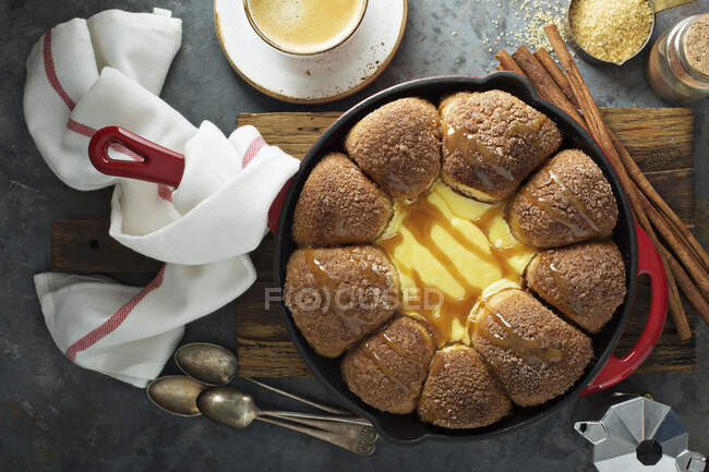 Panini di zucchero alla cannella con crema di formaggio tuffo — Foto stock