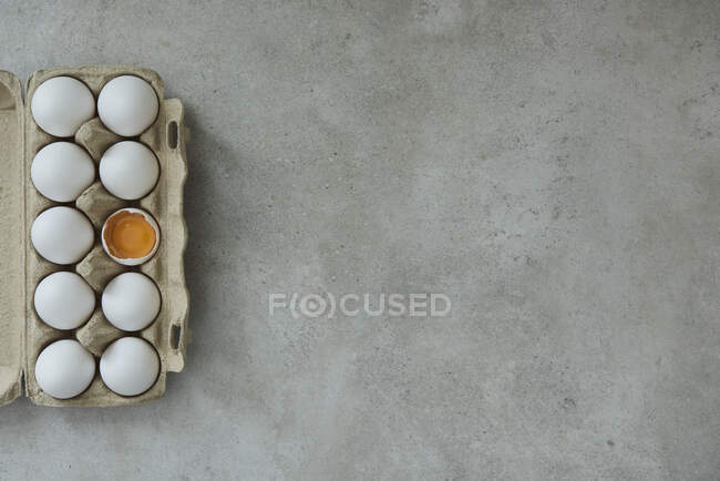 Ovos em recipiente de papel na superfície de concreto — Fotografia de Stock