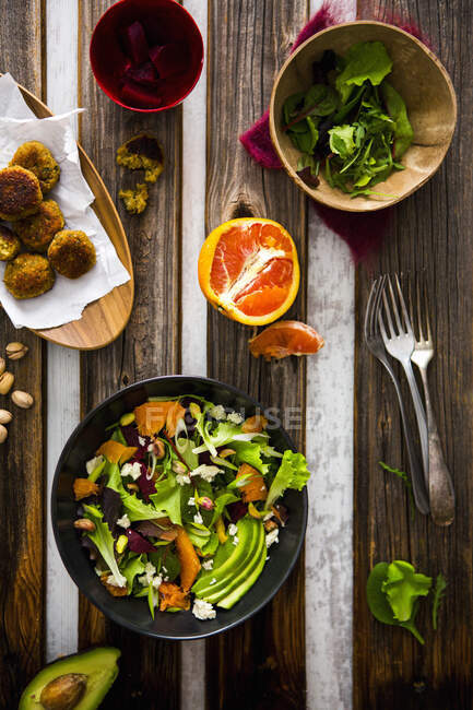 A winter salad with oranges, avocado, pistachios, beetroot and feta cheese — Stock Photo