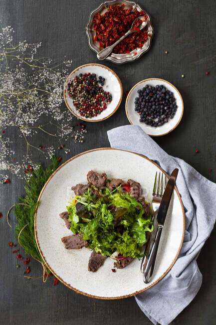 Sirloin steak salad with pepper and paprika — Stock Photo