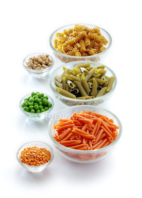 Tres tipos de pasta hecha de legumbres - foto de stock