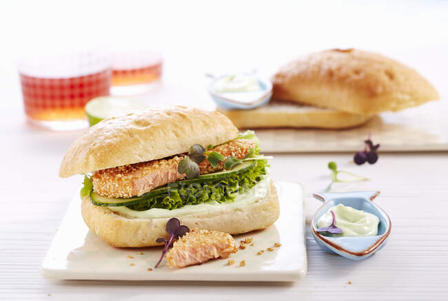 Кунжутный лосось со сливками васаби, салатом и крессом редис — стоковое фото