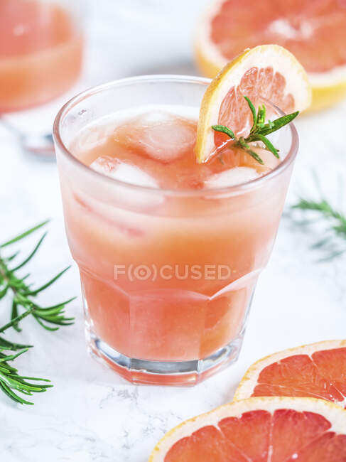 Свежевыжатый натуральный грейпфрутовый сок со льдом — стоковое фото