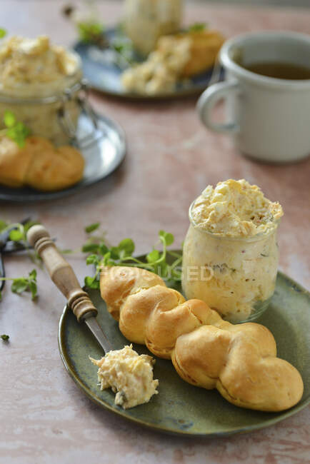 Pasta di uova per un panino Pane con salmone — Foto stock