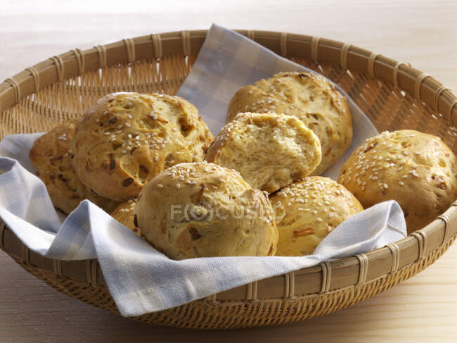 Petits pains à l'oignon dans un panier — Photo de stock