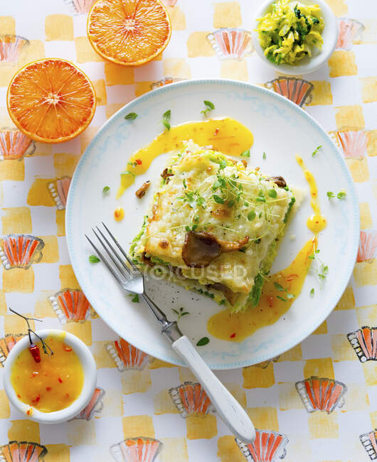 Savoy cabbage lasagne with oyster mushrooms and blood orange sauce — Stock Photo