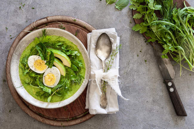 Чаша смузи с вареным яйцом, авокадо и манжетами в травяном гнезде — стоковое фото